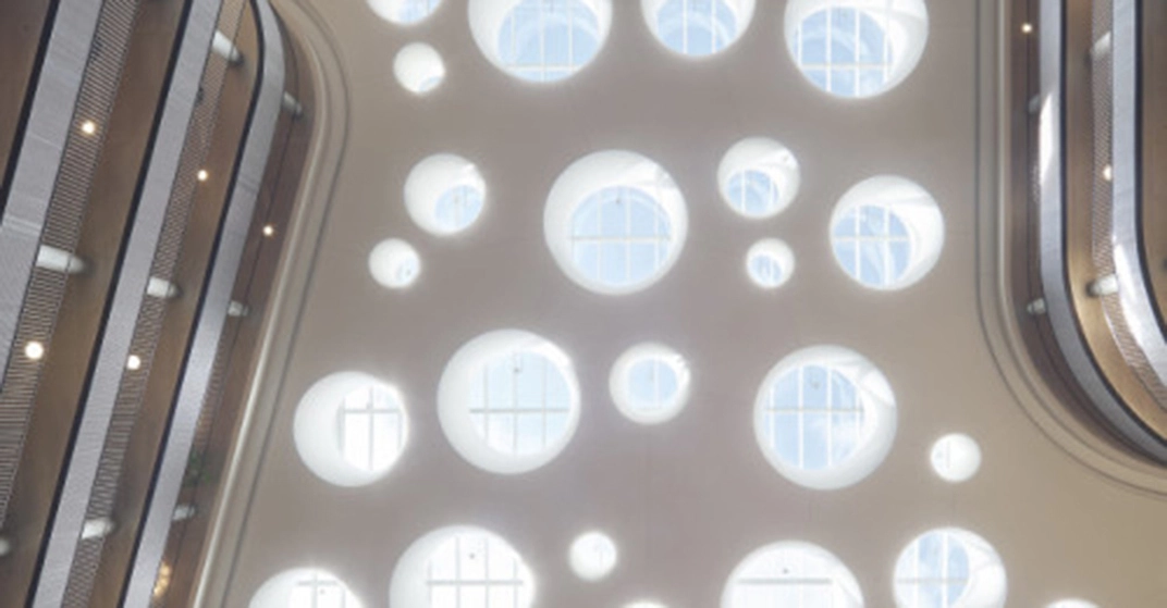Ein Gebäude durch das Tageslicht durch die VELUX Modular Skylights auf moderne Art in den Raum fallen.