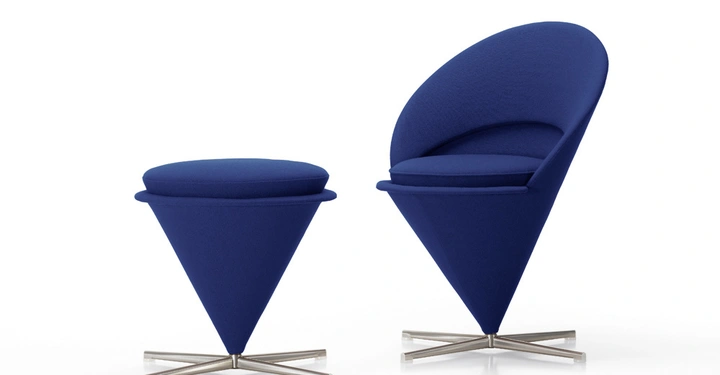 Galerie-Bild 1: Zwei blaue Kegelförmige Stühle stehen auf weißem Hintergrund. Der linke ist ein Hocker und der rechte hat eine hohe Rückenlehne. Beide haben sternförmige Metallfüße.
