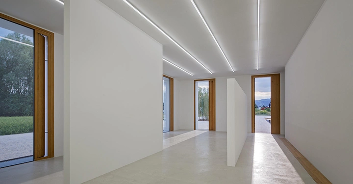 Galerie-Bild 3: Dank einer Raumhöhe von 3,40 Metern und bodentiefen Fenstern verteilt sich viel Tageslicht gleichmäßig in den Büroräumen des 2226-Gebäudes in Lustenau. Ergänzt wird die Lichtlösung mit dezenten Lichtleisten, deren extrem schlanke Bauform die Architektur des Gebäudes unterstreicht.