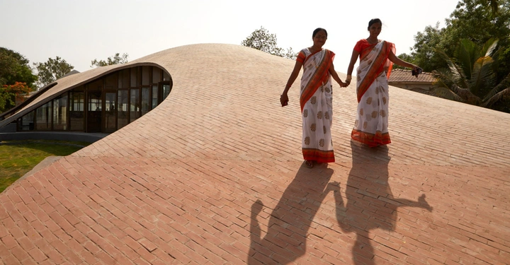 Galerie-Bild 2: CBME_EVN_BAW_2020_BOK_PHO_Maya_Somaiya_Library_001-.jpg