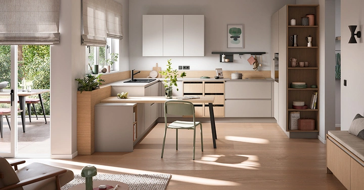 sehr helle Küche in Holz und Greige, große Fensterfront, hohe Apothekerschränke