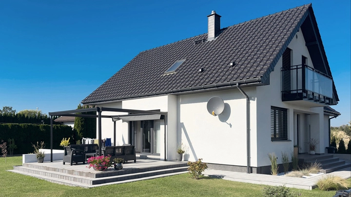 Galerie-Bild 2: Tablet zeigt die Webseite des Baumit SanierungsNavi zur Planung einer thermischen Sanierung