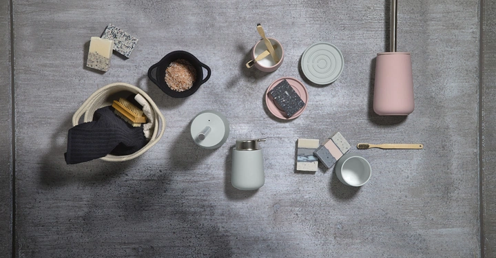 Galerie-Bild 2: Mehrere Badezimmergegenstände inklusive Seifenstücke Bürsten und Behältern auf einer hellgrauen Oberfläche angeordnet ergeben ein organisiertes und ästhetisches Ensemble von Hygieneartikeln.