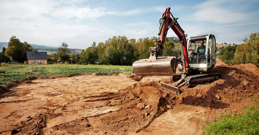 Baggerarbeiten auf einem Baugrundstück am Land