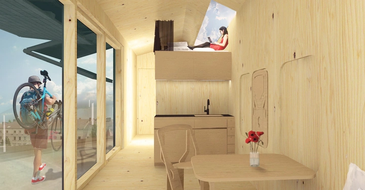 Ein Tiny House mit hellem Holzinterieur zeigt eine Frau lesend auf einem Hochbett Eine kleine Küche und ein Tisch mit Blumen folgen Ein Mann trägt außen ein Fahrrad entlang großer Fenster.