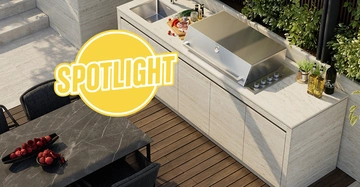 weiße Outdoorküche mit Grillmöglichkeit und Waschbecken aus Vogelperspektive fotografiert. Gelber Button SPOTLIGHT liegt über dem Bild.