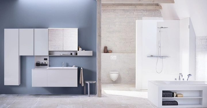 Galerie-Bild 2: Modernes Badezimmer mit hängenden weißen Schränken und Spiegeln links Waschbecken und Ablagefläche darunter offene Dusche und Toilette in der Mitte weiße Badewanne mit Handtüchern auf Regalen rechts helle Fliesen.