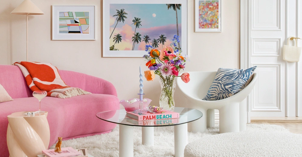 Buntes Wohnzimmer im Dopamin-Decor Stil mit rosarotem Sofa und vielen bunten Details.