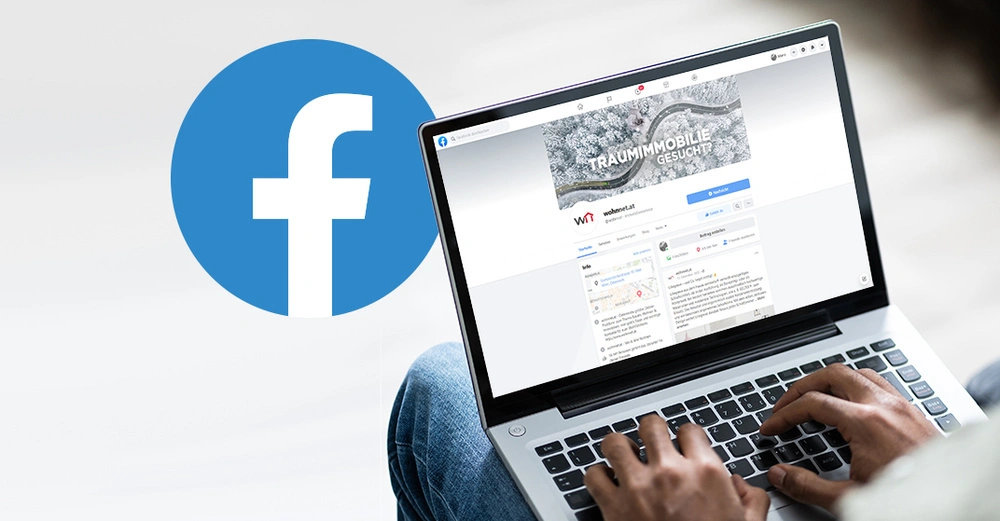 Eine Person tippt auf einem Laptop und betrachtet eine Facebook-Seite Traumimmobilie gesucht der Laptop befindet sich in einem hellen Raum links ein großes Facebook-Logo