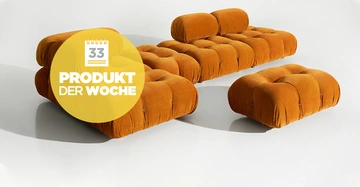 Orangefarbenes Sitzmöbel-Set sitzt auf weißem Boden im Studio Text auf gelbem Kreis 33 PRODUKT DER WOCHE
