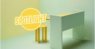 Tisch in mintgrün mit Hocker in gelb auf mintgrünem Hintergrund Button "Spotlight" im Bild