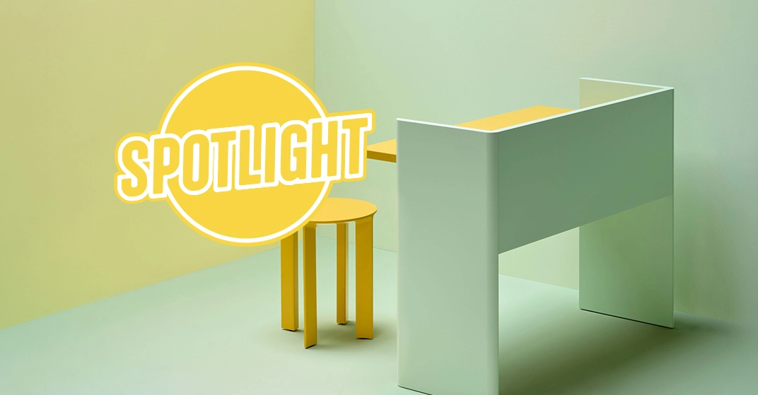 Tisch in mintgrün mit Hocker in gelb auf mintgrünem Hintergrund Button "Spotlight" im Bild