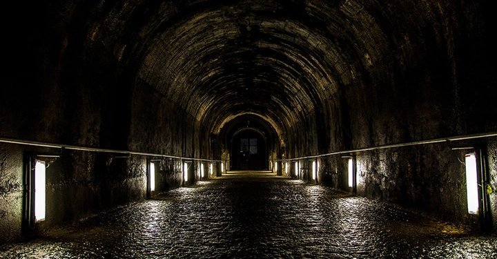 Beleuchteter Tunnel in der Wiener Kanalisation, bekannt als Schauplatz für die Dritte Mann Tour in der Wiener Unterwelt.