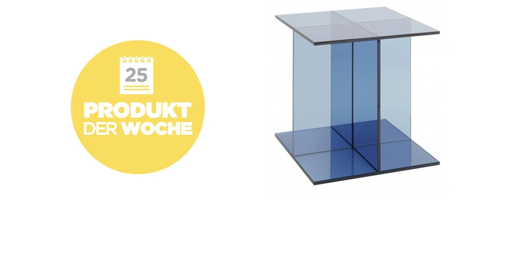Ein blauer Glastisch stehend auf einer weißen Fläche links daneben ein gelber Kreis mit weißem Text 25 PRODUKT DER WOCHE.