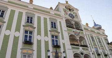 Außenansicht des Gemeindeamts in Gmunden, ein Renaissance-Bau mit Stuckverzierungen und drei übereinanderliegenden Loggien