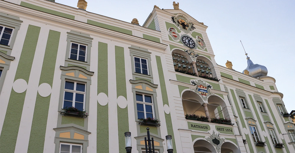 Außenansicht des Gemeindeamts in Gmunden, ein Renaissance-Bau mit Stuckverzierungen und drei übereinanderliegenden Loggien
