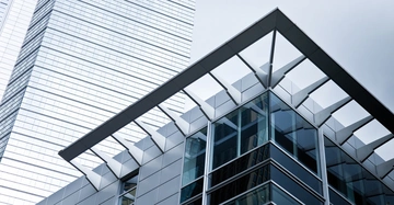 Bürogebäude aus Glas und Stahl, Unteransicht des Vordaches aus Stahlgerippe mit Glasflächen