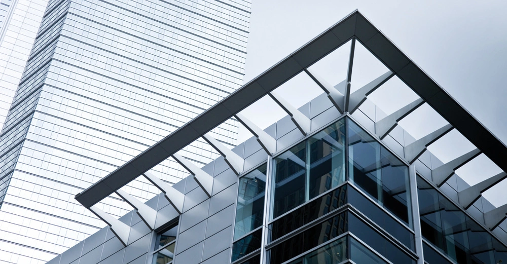 Bürogebäude aus Glas und Stahl, Unteransicht des Vordaches aus Stahlgerippe mit Glasflächen