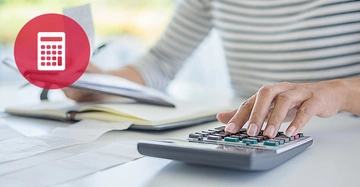 Frau tippt Zahlen in Taschenrechner ein vor Stapel an Unterlagen und Rechnungen, roter Button mit Taschenrechner als Symbol für "Rechner" links