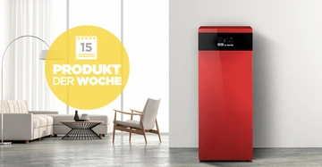Roter Kühlschrank steht in modernem Wohnzimmer neben einer weißen Couch und einem Holzsessel. Text auf rundem gelben Hintergrund: Produkt der Woche und Kalenderblatt mit Ziffer 15