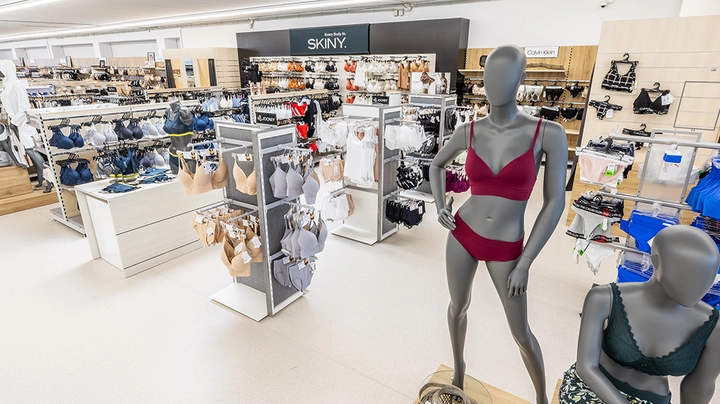 Galerie-Bild 5: Helle Wäscheabteilung mit BHs und Dessous sowie Schaufensterpuppen in der Astro Filiale Wiener Neustadt