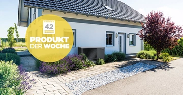 Ein Einfamilienhaus mit weißer Fassade steht in einem gepflegten Garten mit Blumen und einem Baum. Text auf einer gelben Blase lautet 42 Produkt der Woche.
