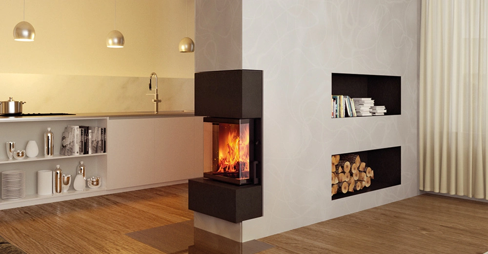 Kamin brennt an einer Wand in einem modernen Wohnraum neben Regalfächern mit Büchern und Holzscheiten auf der einen Seite und einer Küche mit Hängelampen und Arbeitsflächen auf der anderen Seite