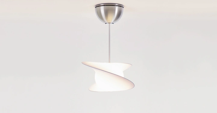 Hängelampe in Form zweier spiralförmiger Weißglasplatten hängt von einer Metallhalterung an einer weißen Decke in einem minimalistischen Raum