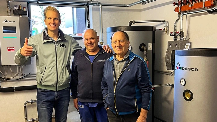 Die alte Öl-Holz-Heizung durch die moderne Luft-Wasser-Wärmepumpe MOZART ersetzt.