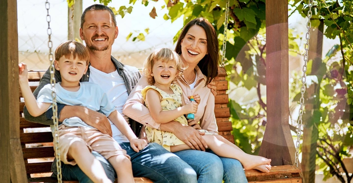 Entspannte Sommertage: Die Hollywoodschaukel im Garten freut groß und klein!&nbsp;