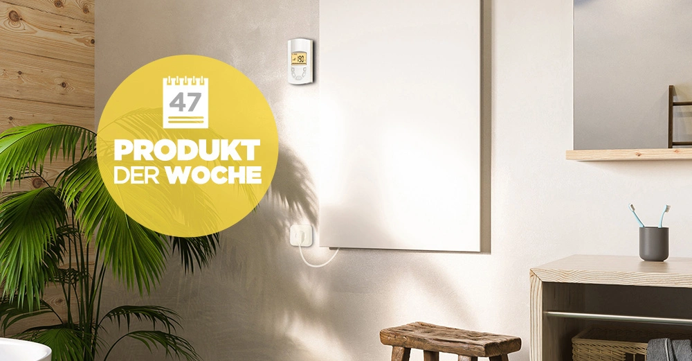 Ein elektrischer Heizstrahler hängt an einer Wand in einem modern eingerichteten Raum mit Pflanzen und Holzmöbeln Kreisförmiger Text im Vordergrund sagt 47 PRODUKT DER WOCHE