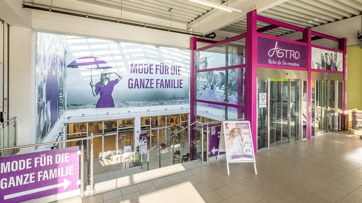 Galerie-Bild 4: Außenansicht Astro Kaufhaus: Mode für die ganze Familie