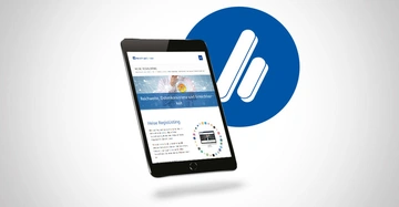 Tablet vor weißem Hintergrund zeigt Webseite mit blauem Banner und dem Text Reichweite Datenkonsistenz und Erreichbarkeit Heise RegioListing schwarzer Schrift daneben blaues Logo mit drei weißen Balken