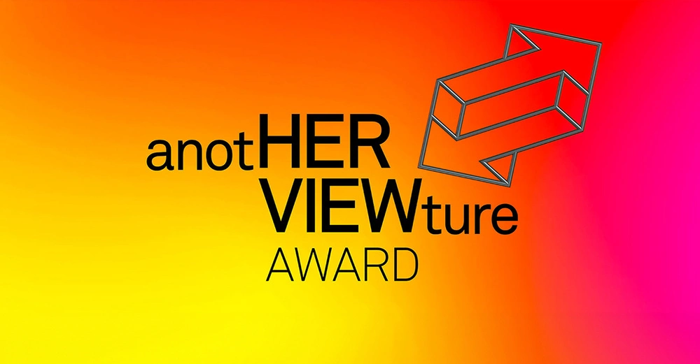 Logo des anotherviewture Awards: 2 entgegengesetzte aufeinanderliegende Pfeile in schwarz, Schriftzug des Awards auf gelb-orange-rot-pink verlaufendem Hintergrund