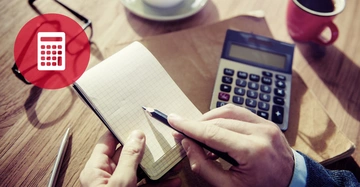 Person hält ein Notizbuch und schreibt darin; daneben liegen eine Brille und ein Kugelschreiber; im Hintergrund befinden sich ein Taschenrechner eine Kaffeetasse und ein Ordner. Ein rotes Symbol mit einem Taschenrechner ist links oben zu sehen.