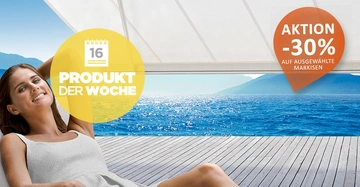 Eine Frau entspannt auf einer Terrasse mit Meeresblick unter einer Markise. Text: 16 PRODUKT DER WOCHE AKTION -30% AUF AUSGEWÄHLTE MARKISEN.