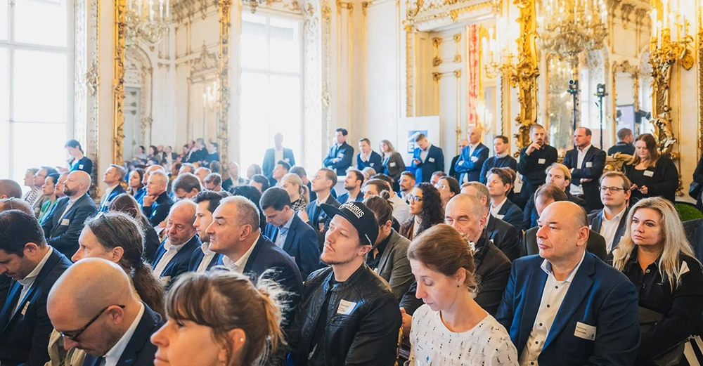 Blick auf interessiertes Publikum in wunderschönem Gründerzeithaus mit hohen Fenstern und viel Licht. Z