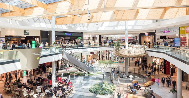 Innenaufnahme des Huma Eleven in Simmering. Übersicht der verschiedenen Shops in einem der größten Einkaufszentren Österreichs.