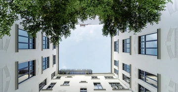 Gebäudeinnenhof mit Baum_GettyImages Kopie.jpg