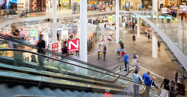 Innenaufnahme aus dem Murpark in Graz. Menschen bummeln durch eines der größten Einkaufszentren Österreichs.