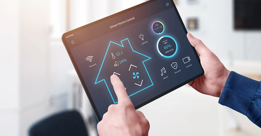 Großaufnahme eines Tabletts mit Smart Home Menü, Mann tippt auf eine Funktipon, im Hintergrund Wohnzimmer in hellen Farben