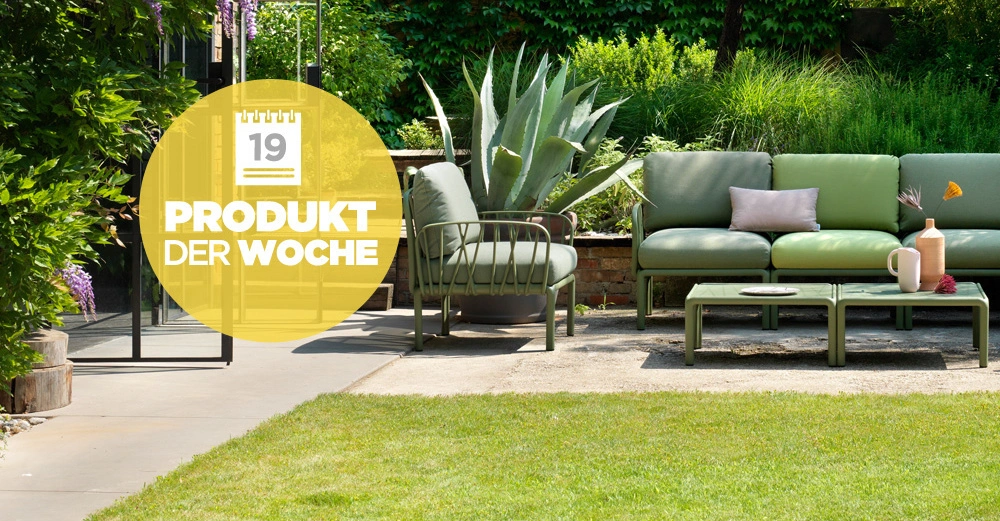 Grüne Couchgarnitur steht neben einem Tisch mit Deko in einem Garten mit viel Grün. Gelber Kreis mit dem Text 19 Produkt der Woche auf der linken Seite.