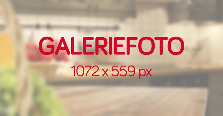 Galerie-Bild 2: Ein unscharfes Bild einer modernen Küche mit Arbeitsplatte und Regalen im Hintergrund. Text steht im Vordergrund GalerieFoto 1072 x 559 px.