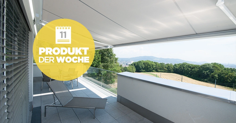 Gelbe Kreissymbol über Freiluftterrasse mit Liegestuhl und Glasgeländer Weitblick auf bewaldete Hügel und Felder unter Markise Text auf Symbol 11 PRODUKT DER WOCHE