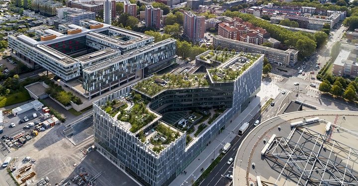 Galerie-Bild 1: Inmitten des bedeutenden europäischen Geschäftsviertels Euralille gelegen, prägt „The Biotope“ mit seiner Silhouette die Stadtlandschaft von Lille. &nbsp;
