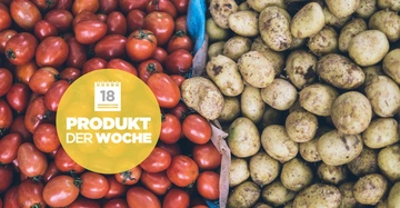 Tomaten und Kartoffeln liegend nebeneinander in Kisten einer Marktszene das gelbe Rundschild mit Kalender zeigt Nummer 18 und den Text PRODUKT DER WOCHE