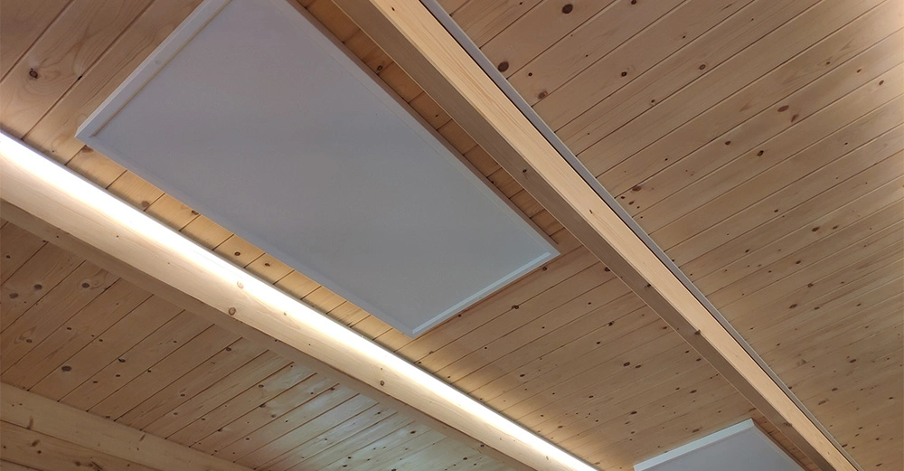 Rechteckige LED-Leuchte leuchtet an einer hölzernen Decke mit vertäfeltem Muster in einem Innenraum