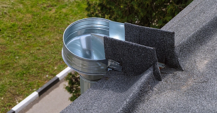 Dachgully aus Zink als Teil der Flachdach-Entwässerung, fachgerecht in eine Bitumen-Dachbahn integriert.