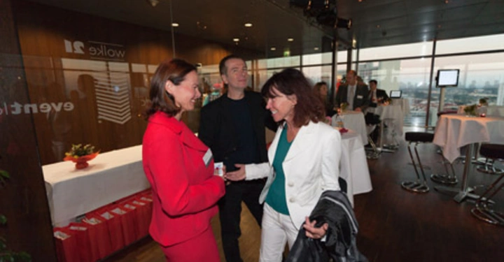 Galerie-Bild 48: Zwei Frauen und ein Mann unterhalten sich in einem modernen Konferenzraum mit Glaswänden Dreißigster Stock Gezeigt wartet (Oben auf dem Foto im Hintergrund links)