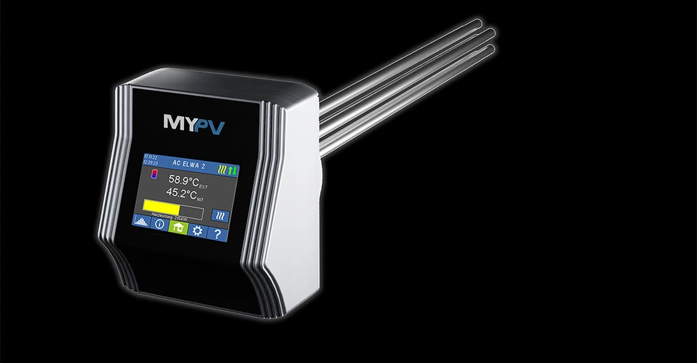 Ein silberfarbenes elektronisches Gerät mit der Aufschrift MY-PV hat ein Display das 58,9°C EXT und 45,2°C INT anzeigt und mehrere Kontrollsymbole Es befindet sich vor schwarzem Hintergrund